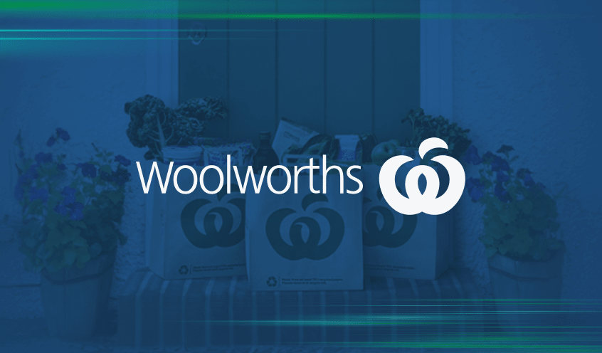 Logo Woolworths sur un fond bleu où l'on voit des sacs remplis de courses alimentaires et des plantes en pot.